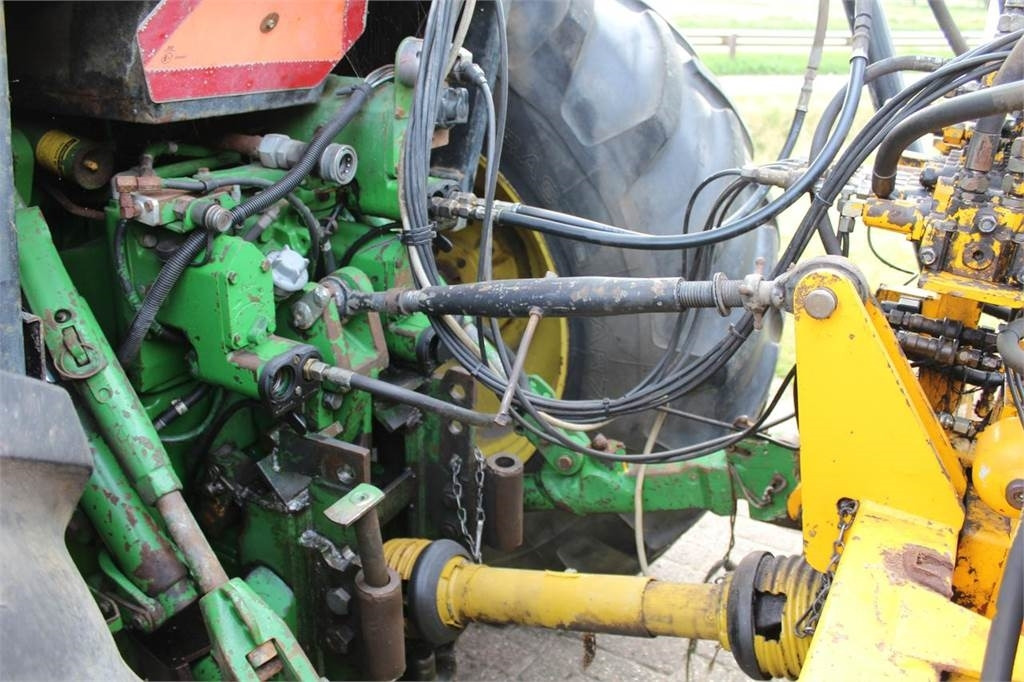 Farm tractor John Deere 4055: picture 8