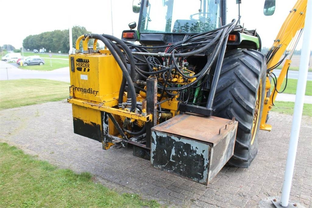 Farm tractor John Deere 4055: picture 7