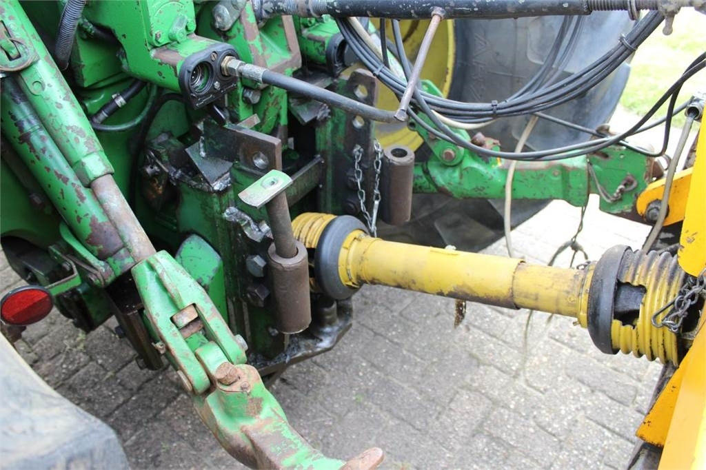 Farm tractor John Deere 4055: picture 9