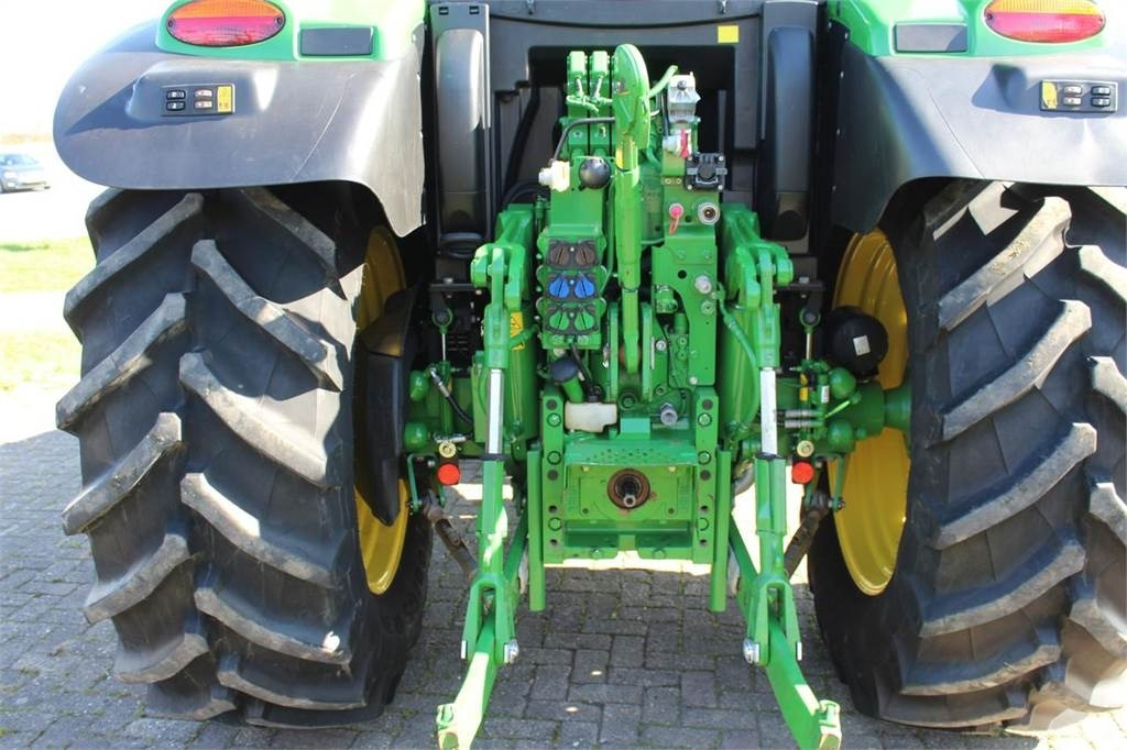 John Deere 6130R - Farm tractor: picture 5 John Deere 6130R - Farm tractor: picture 5