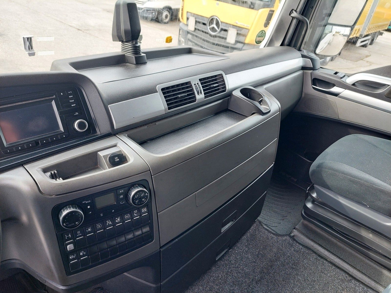 Tractor unit MAN TGX 18.480 4x2 LLS-U: picture 15