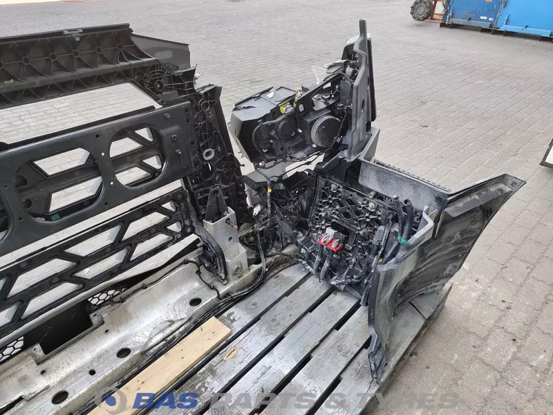 Renault T-Serie Bumper Renault 7482540689 - Bumper for Truck: picture 4 Renault T-Serie Bumper Renault 7482540689 - Bumper for Truck: picture 4