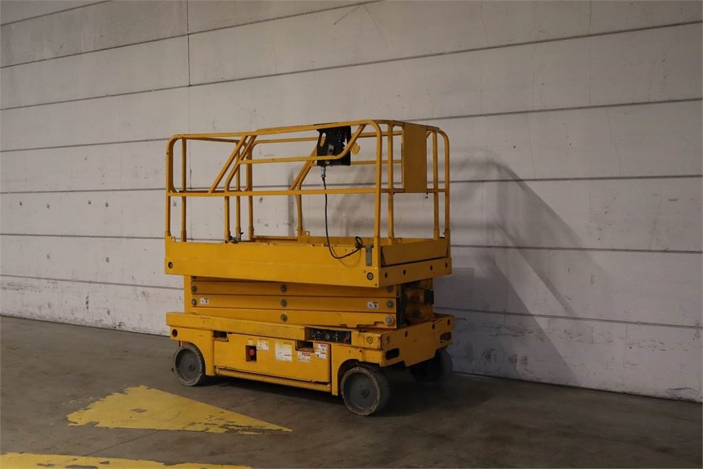 Haulotte Compact 10 - Scissor lift: picture 2 Haulotte Compact 10 - Scissor lift: picture 2