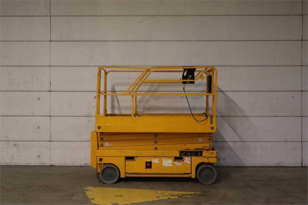 Haulotte Compact 10 - Scissor lift: picture 1 Haulotte Compact 10 - Scissor lift: picture 1