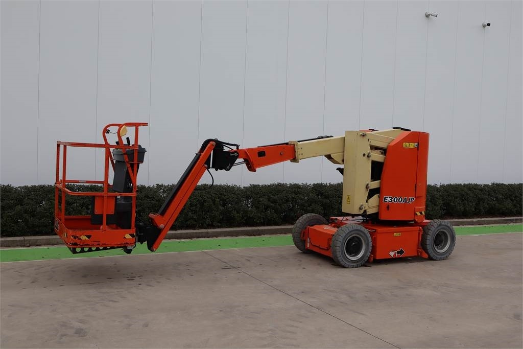 JLG E300AJP - Articulated boom: picture 2 JLG E300AJP - Articulated boom: picture 2
