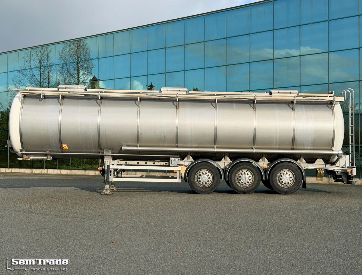 Burg 37.300 Liter 3 Compartments Disc Brakes Super Condition NL Trailer - Tank semi-trailer: picture 2 Burg 37.300 Liter 3 Compartments Disc Brakes Super Condition NL Trailer - Tank semi-trailer: picture 2