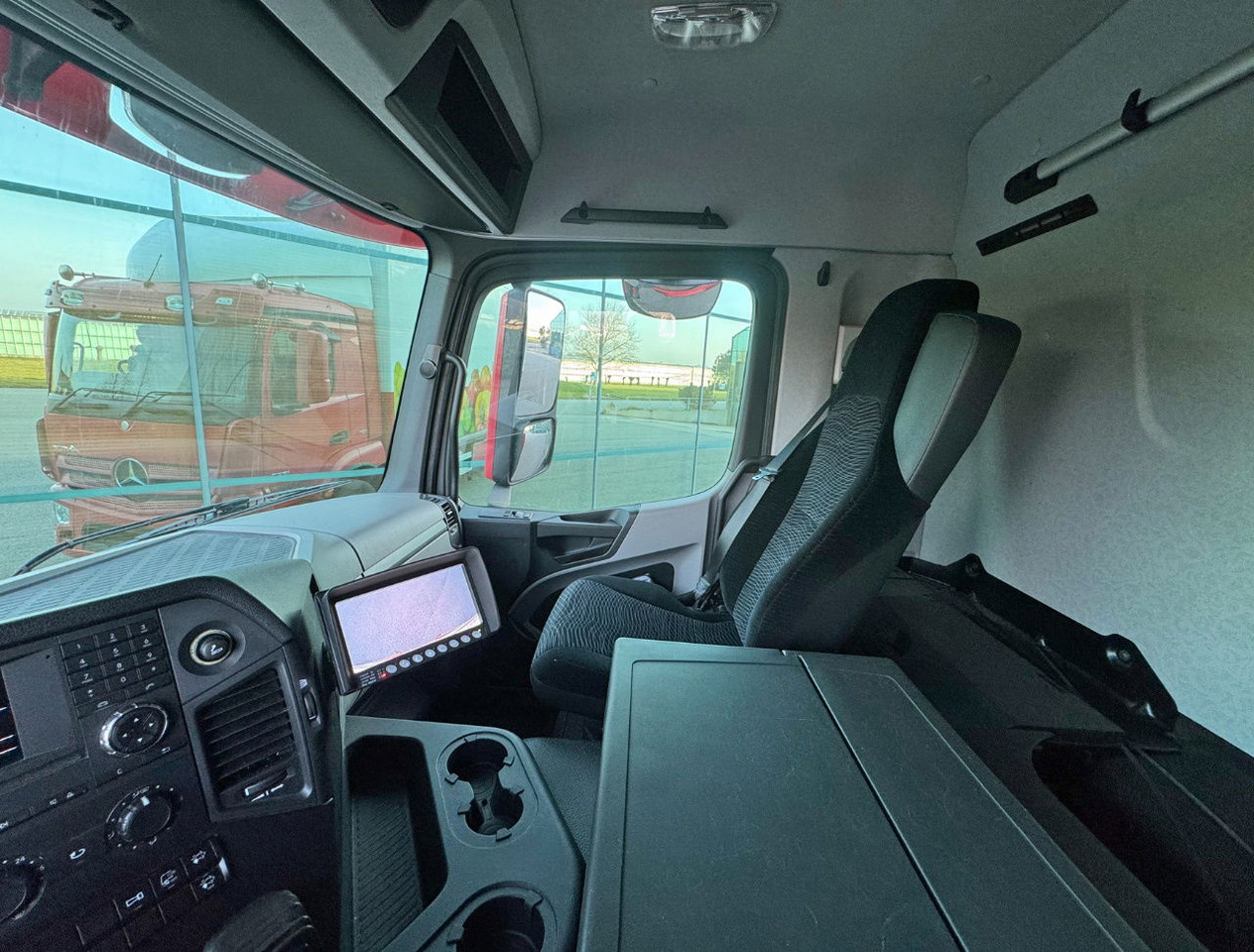 Box truck Mercedes-Benz Antos 1827 Euro 6 VOL Geisoleerde 15 Karren BAK 277 CM Hoog Kachel: picture 10