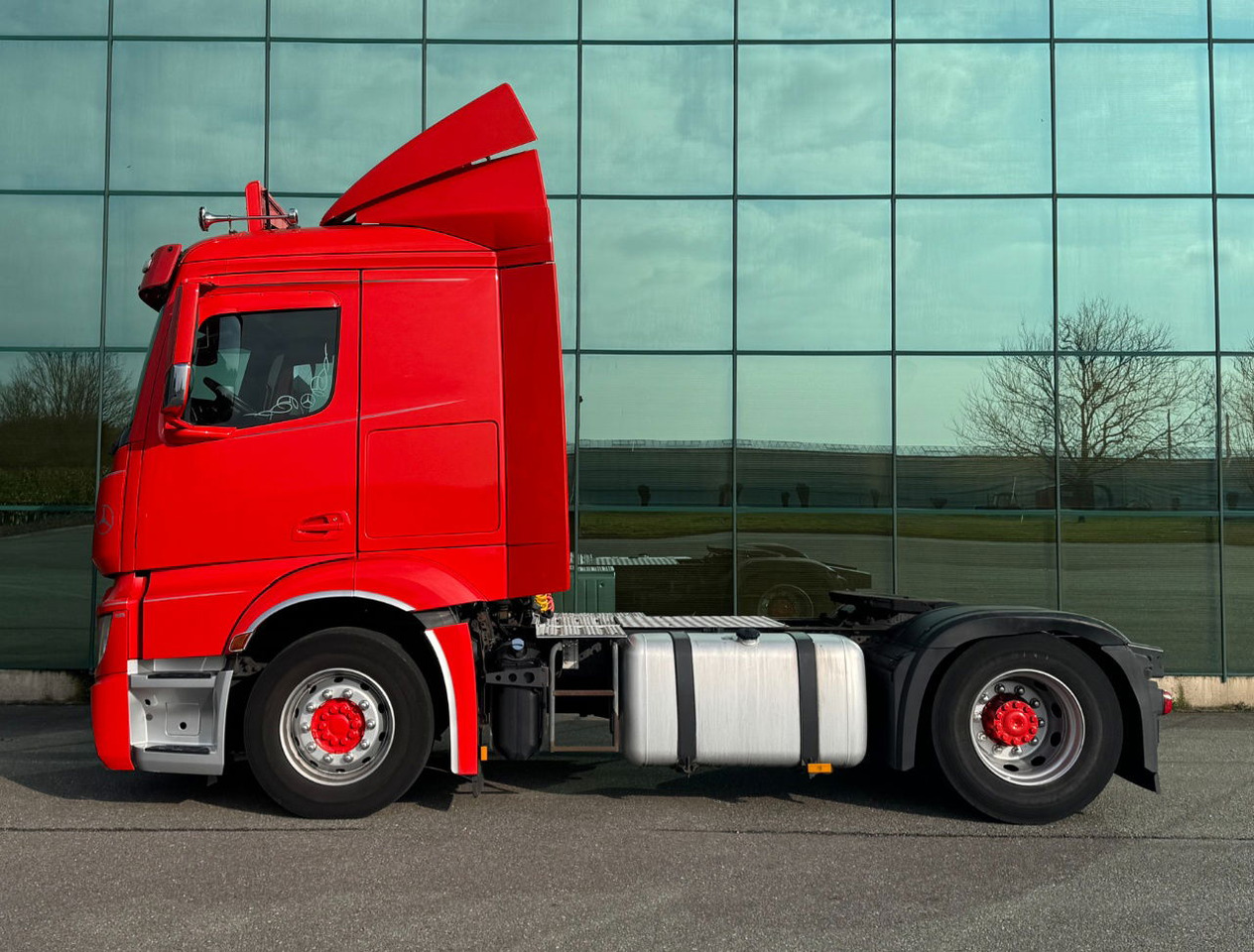 Mercedes-Benz Actros 1842 Full AIR Only 416.000 KM Euro 6 TOP Condition NL Truck - Tractor unit: picture 2 Mercedes-Benz Actros 1842 Full AIR Only 416.000 KM Euro 6 TOP Condition NL Truck - Tractor unit: picture 2