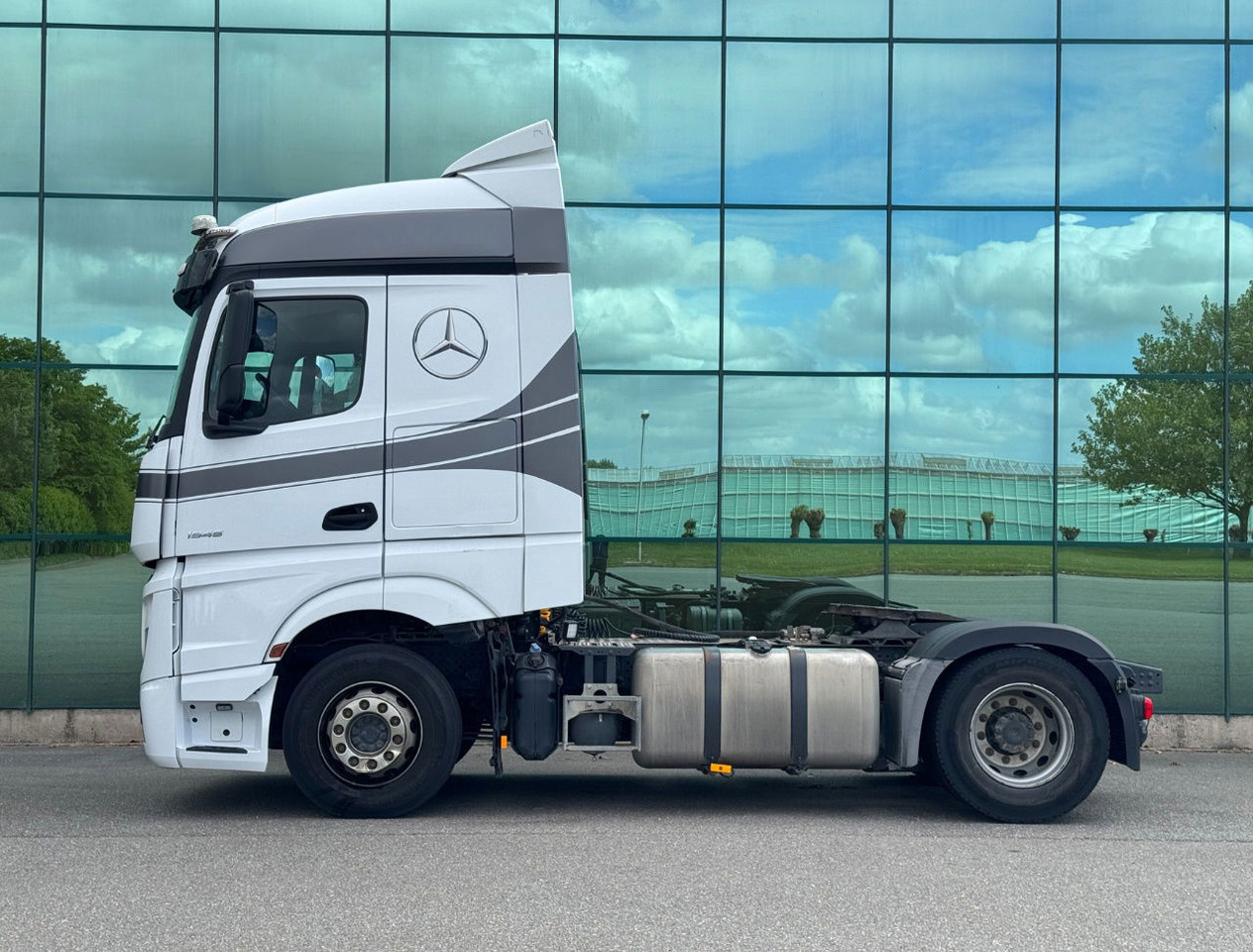 Mercedes-Benz Actros 1945 382.000 KM NEW TUV APK PTO + Hydraulics TOP Condition - Tractor unit: picture 2 Mercedes-Benz Actros 1945 382.000 KM NEW TUV APK PTO + Hydraulics TOP Condition - Tractor unit: picture 2