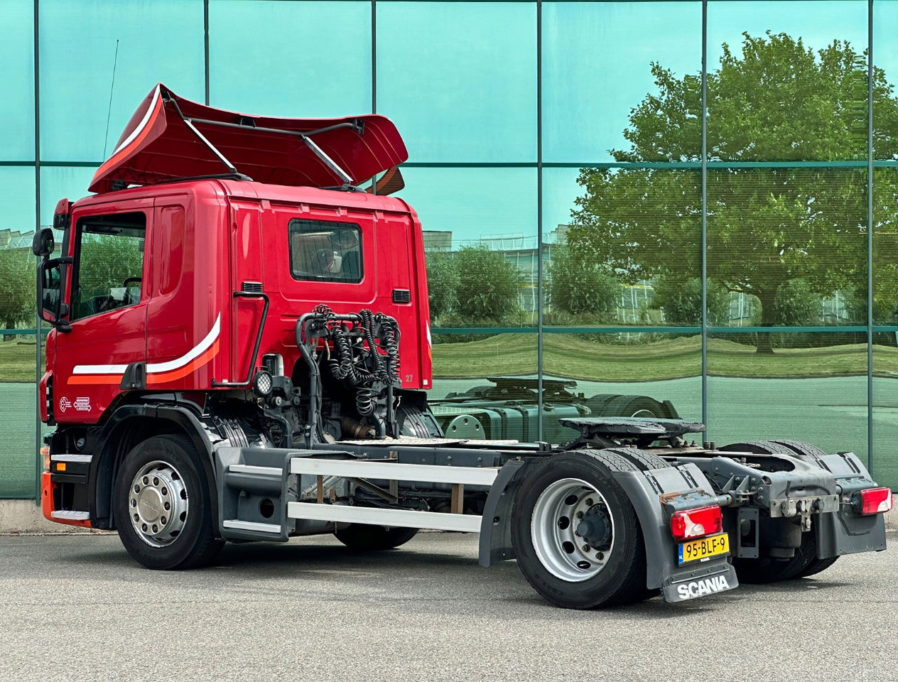 Scania P320 Euro 5 Full AIR DAY CAB LOW Deck 615.000 KM Holland Truck - Tractor unit: picture 3 Scania P320 Euro 5 Full AIR DAY CAB LOW Deck 615.000 KM Holland Truck - Tractor unit: picture 3