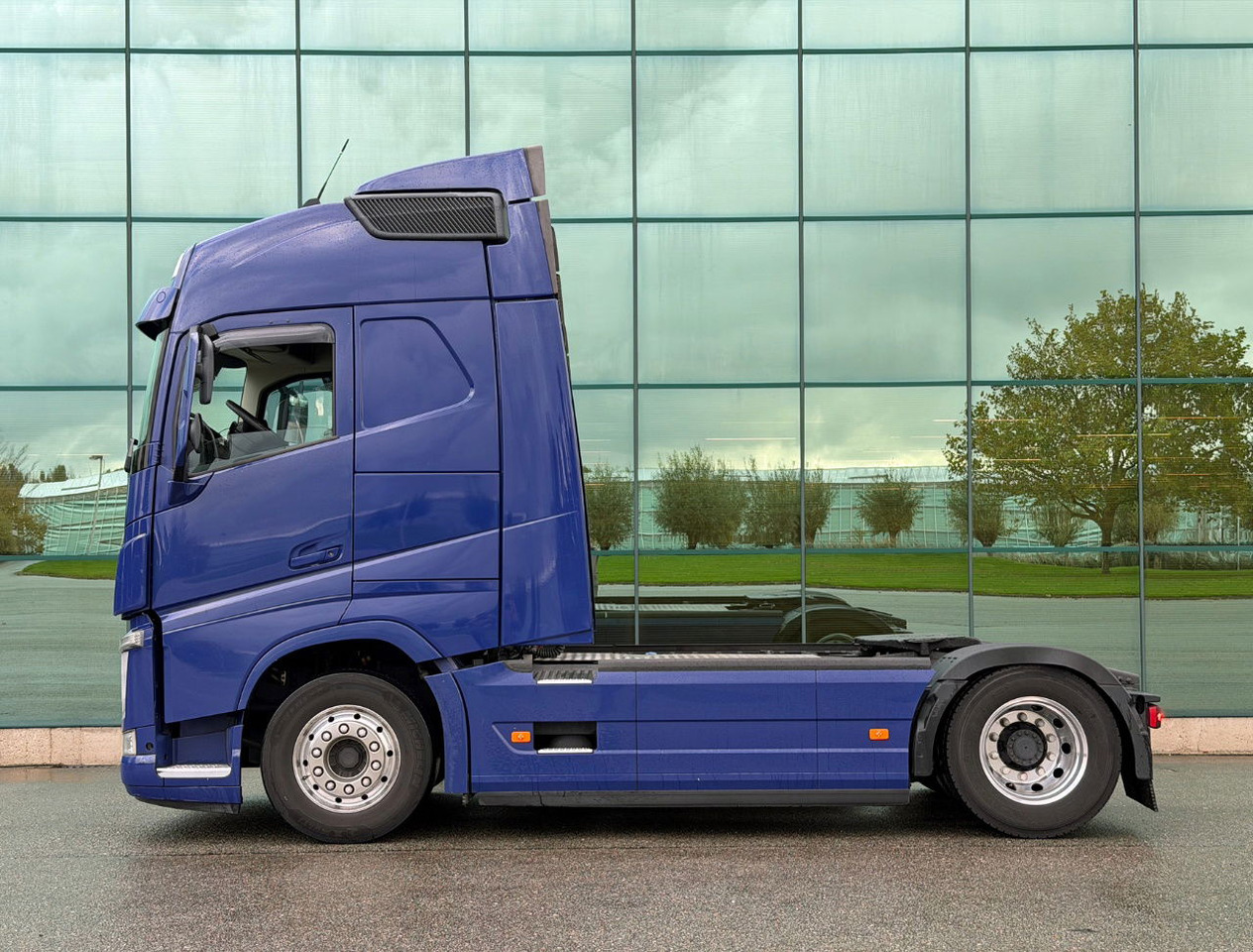 Volvo FH 460 Globetrotter 2x Tanks 811.000 KM TOP Condition NL Truck - Tractor unit: picture 2 Volvo FH 460 Globetrotter 2x Tanks 811.000 KM TOP Condition NL Truck - Tractor unit: picture 2