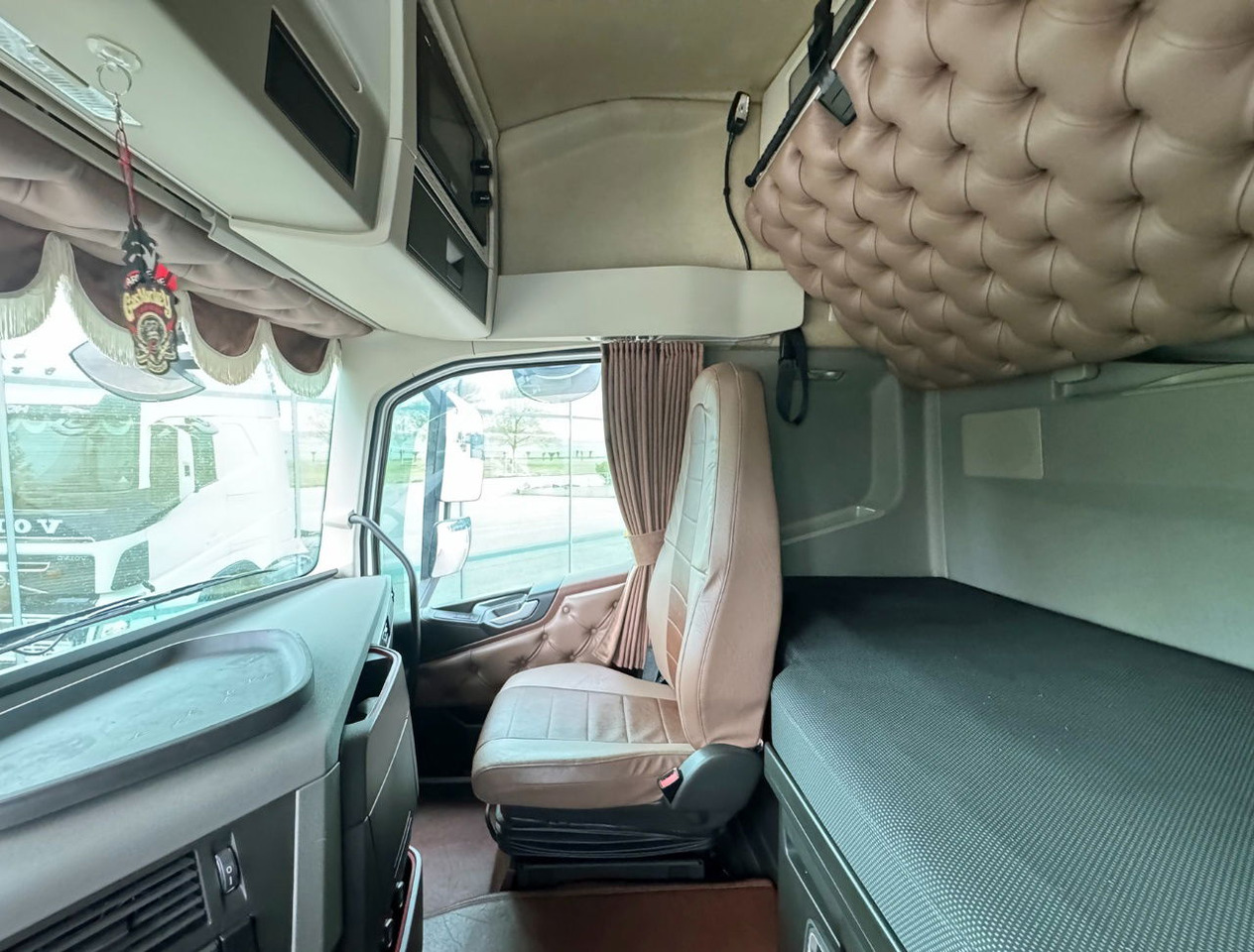 Tractor unit Volvo FH Globetrotter 6X2 701.000 KM Super Condition NL Truck: picture 11 Tractor unit Volvo FH Globetrotter 6X2 701.000 KM Super Condition NL Truck: picture 11