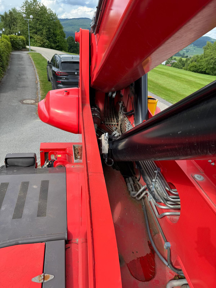 MANITOU MRT 2470 + Privilege ST4S1 - Telescopic wheel loader: picture 5 MANITOU MRT 2470 + Privilege ST4S1 - Telescopic wheel loader: picture 5