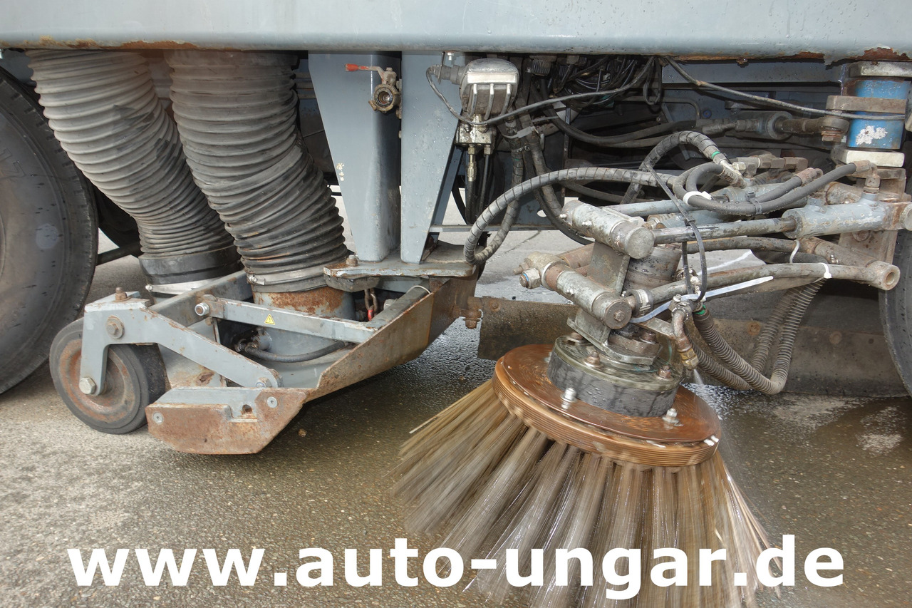 Aebi MFH 5000 Kehrmaschine Baujahr 2004 4-Rad Lenkung Wildkrautbesen - Road sweeper: picture 5 Aebi MFH 5000 Kehrmaschine Baujahr 2004 4-Rad Lenkung Wildkrautbesen - Road sweeper: picture 5