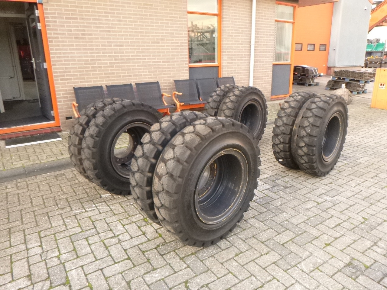 SOLIDEAL 10.00 x 20 SOLID - Wheel and tire package for Wheel excavator: picture 1 SOLIDEAL 10.00 x 20 SOLID - Wheel and tire package for Wheel excavator: picture 1