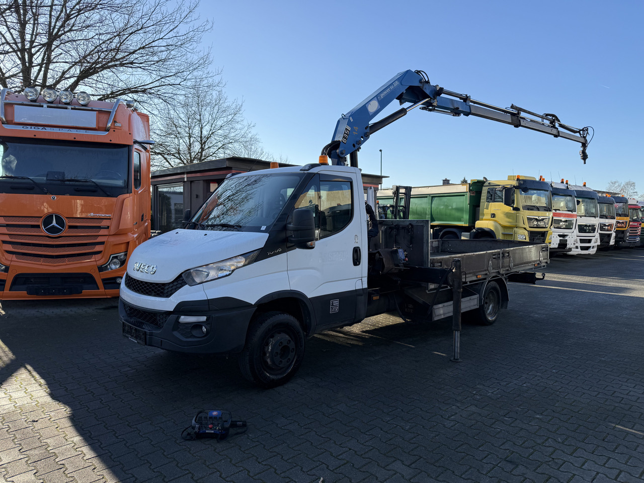 Iveco Daily 70C17 HMF 635 Kran bis 11 Meter - Crane truck, Flatbed van: picture 1 Iveco Daily 70C17 HMF 635 Kran bis 11 Meter - Crane truck, Flatbed van: picture 1