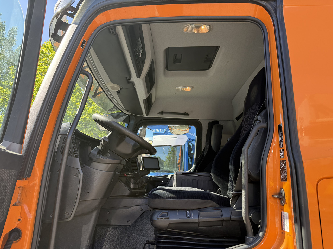 Mercedes-Benz Actros 1827 Kran Palfinger PK 9002 - Curtainsider truck, Crane truck: picture 4 Mercedes-Benz Actros 1827 Kran Palfinger PK 9002 - Curtainsider truck, Crane truck: picture 4