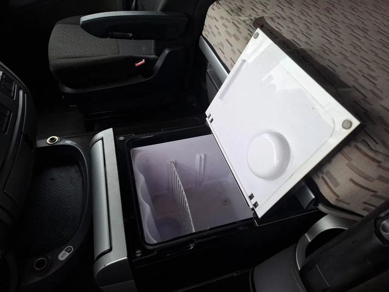 Tractor unit DAF XF106-440 / NL TRUCK / TUV:19-03-2026 / SMART TACHO / ACC / LWDS / FRIDGE / FULL SPOILER / AUTOMATIC / EURO-6 / 2016: picture 20 Tractor unit DAF XF106-440 / NL TRUCK / TUV:19-03-2026 / SMART TACHO / ACC / LWDS / FRIDGE / FULL SPOILER / AUTOMATIC / EURO-6 / 2016: picture 20