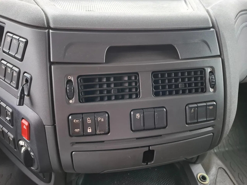 Tractor unit DAF XF106-440 / NL TRUCK / TUV:19-03-2026 / SMART TACHO / ACC / LWDS / FRIDGE / FULL SPOILER / AUTOMATIC / EURO-6 / 2016: picture 17 Tractor unit DAF XF106-440 / NL TRUCK / TUV:19-03-2026 / SMART TACHO / ACC / LWDS / FRIDGE / FULL SPOILER / AUTOMATIC / EURO-6 / 2016: picture 17