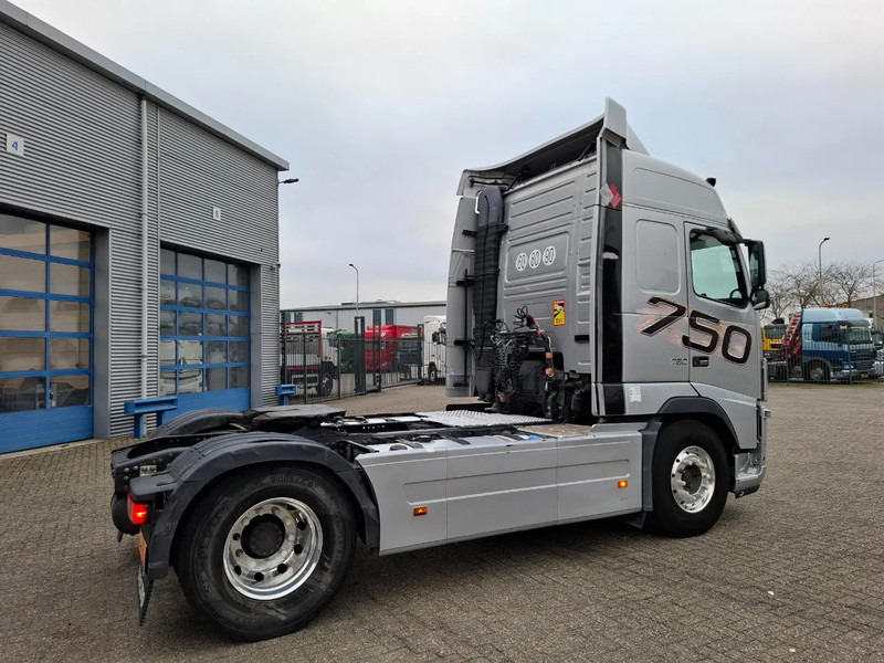 Volvo FH16-750 / RETARDER / DOUBLE TANK / TUV:17-09-2026 / XENON / FRIDGE / ALCOA / LEATHER / AUTOMATIC / EURO-5 / 2012 - Tractor unit: picture 5 Volvo FH16-750 / RETARDER / DOUBLE TANK / TUV:17-09-2026 / XENON / FRIDGE / ALCOA / LEATHER / AUTOMATIC / EURO-5 / 2012 - Tractor unit: picture 5