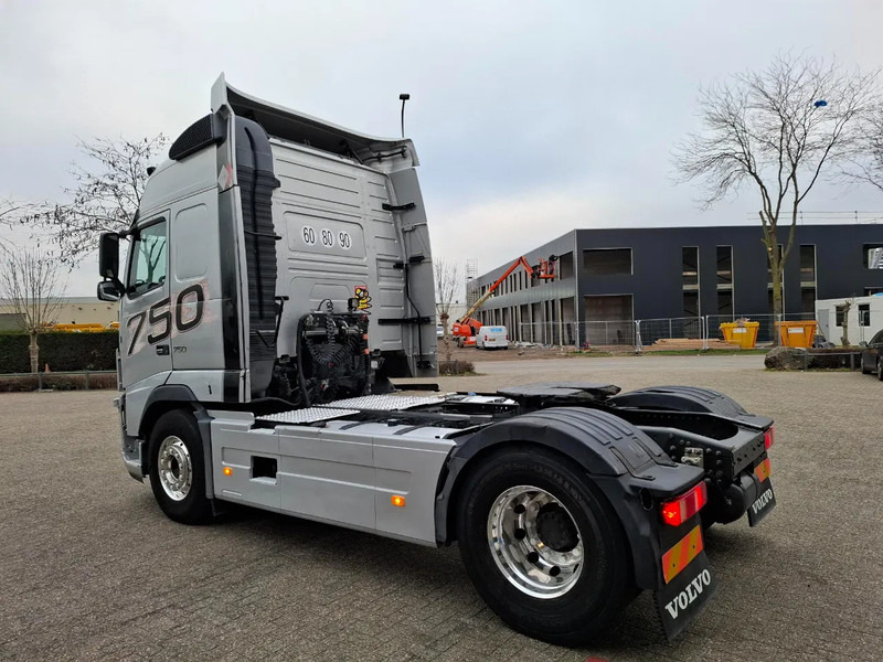 Volvo FH16-750 / RETARDER / DOUBLE TANK / TUV:17-09-2026 / XENON / FRIDGE / ALCOA / LEATHER / AUTOMATIC / EURO-5 / 2012 - Tractor unit: picture 3 Volvo FH16-750 / RETARDER / DOUBLE TANK / TUV:17-09-2026 / XENON / FRIDGE / ALCOA / LEATHER / AUTOMATIC / EURO-5 / 2012 - Tractor unit: picture 3