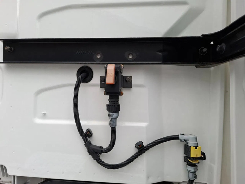 Tractor unit Volvo FH4-460 / CLEAN NL TRUCK / VEB+ / ADR / ACC / LWDS / DAS / DOUBLE TANK / LEATHER / FRIDGE / ALCOA / EURO-6 / 2016: picture 10