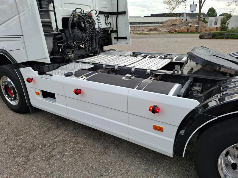 Tractor unit Volvo FH4-460 / CLEAN NL TRUCK / VEB+ / ADR / ACC / LWDS / DAS / DOUBLE TANK / LEATHER / FRIDGE / ALCOA / EURO-6 / 2016: picture 8