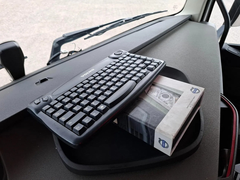 Tractor unit Volvo FH4-460 / CLEAN NL TRUCK / VEB+ / ADR / ACC / LWDS / DAS / DOUBLE TANK / LEATHER / FRIDGE / ALCOA / EURO-6 / 2016: picture 19