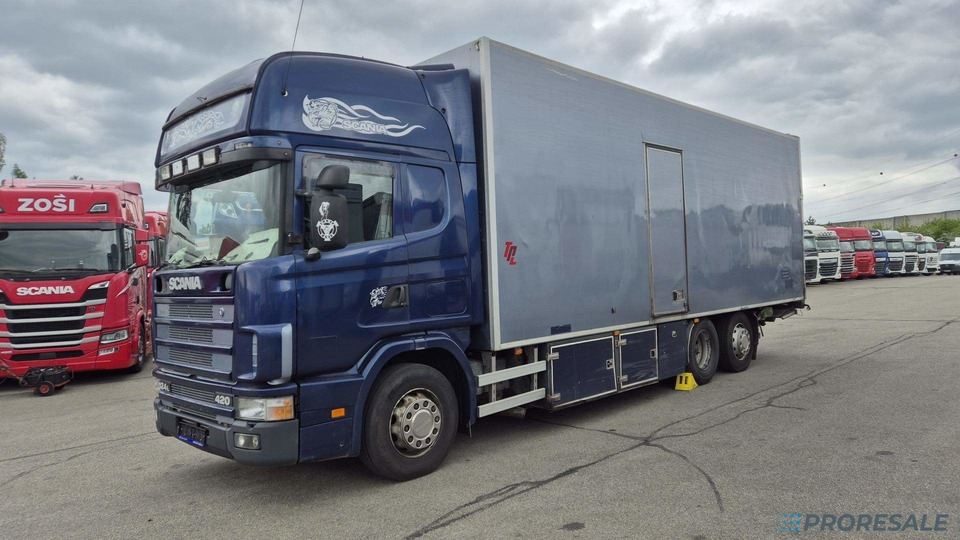 SCANIA R124 LB 6X2 EURO 3 - skříňový + hydraulické čelo - Box truck: picture 2 SCANIA R124 LB 6X2 EURO 3 - skříňový + hydraulické čelo - Box truck: picture 2