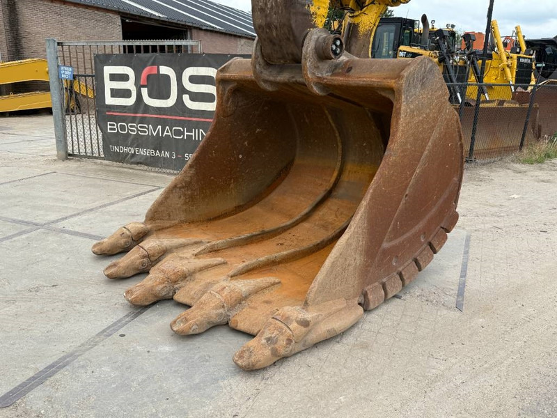 Crawler excavator Komatsu PC700LC-11 - Adjustable UC / Rear + Side Camera: picture 17