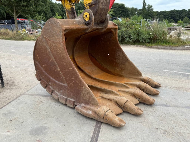 Crawler excavator Komatsu PC700LC-11 - Adjustable UC / Rear + Side Camera: picture 20