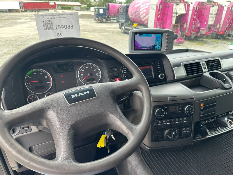 Garbage truck MAN TGS 28.320: picture 13