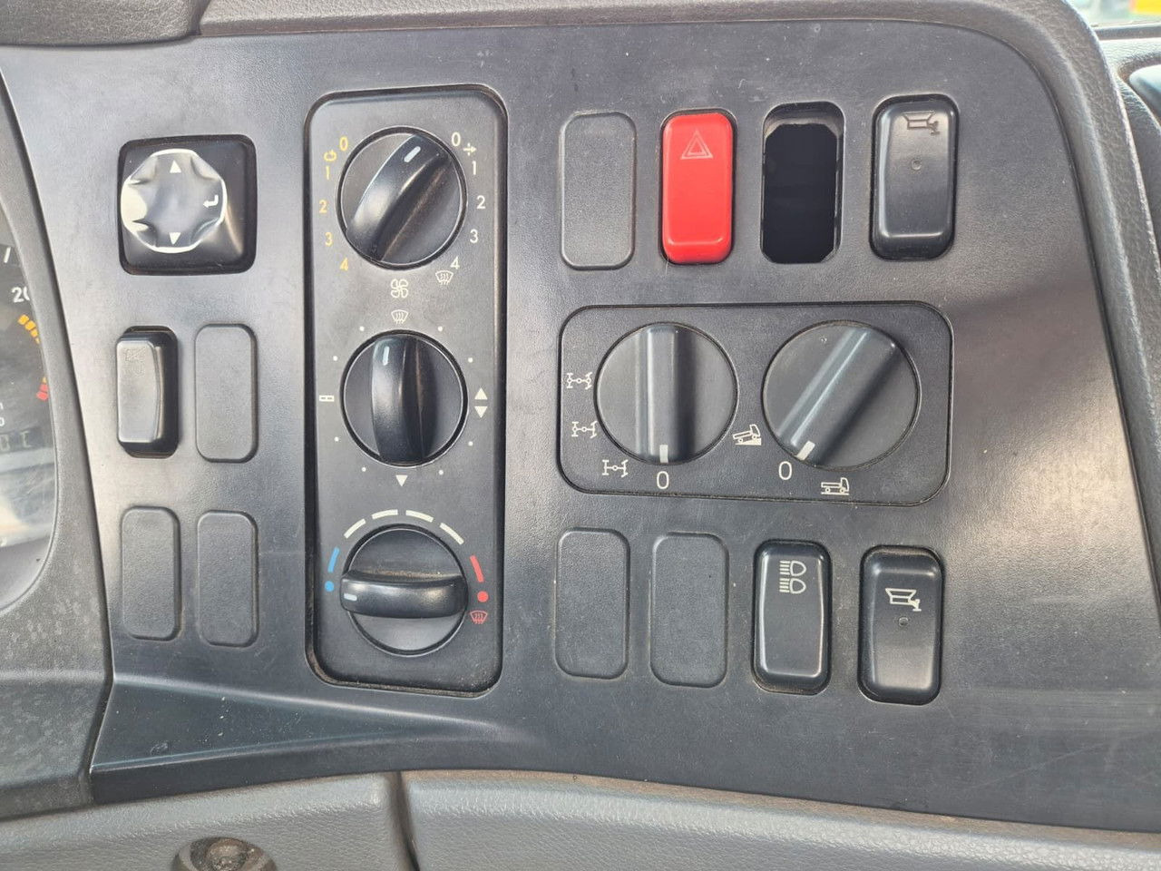 Hook lift truck MERCEDES-BENZ Axor 1833 4X4 / Serviced / Schmidt Plow: picture 27 Hook lift truck MERCEDES-BENZ Axor 1833 4X4 / Serviced / Schmidt Plow: picture 27