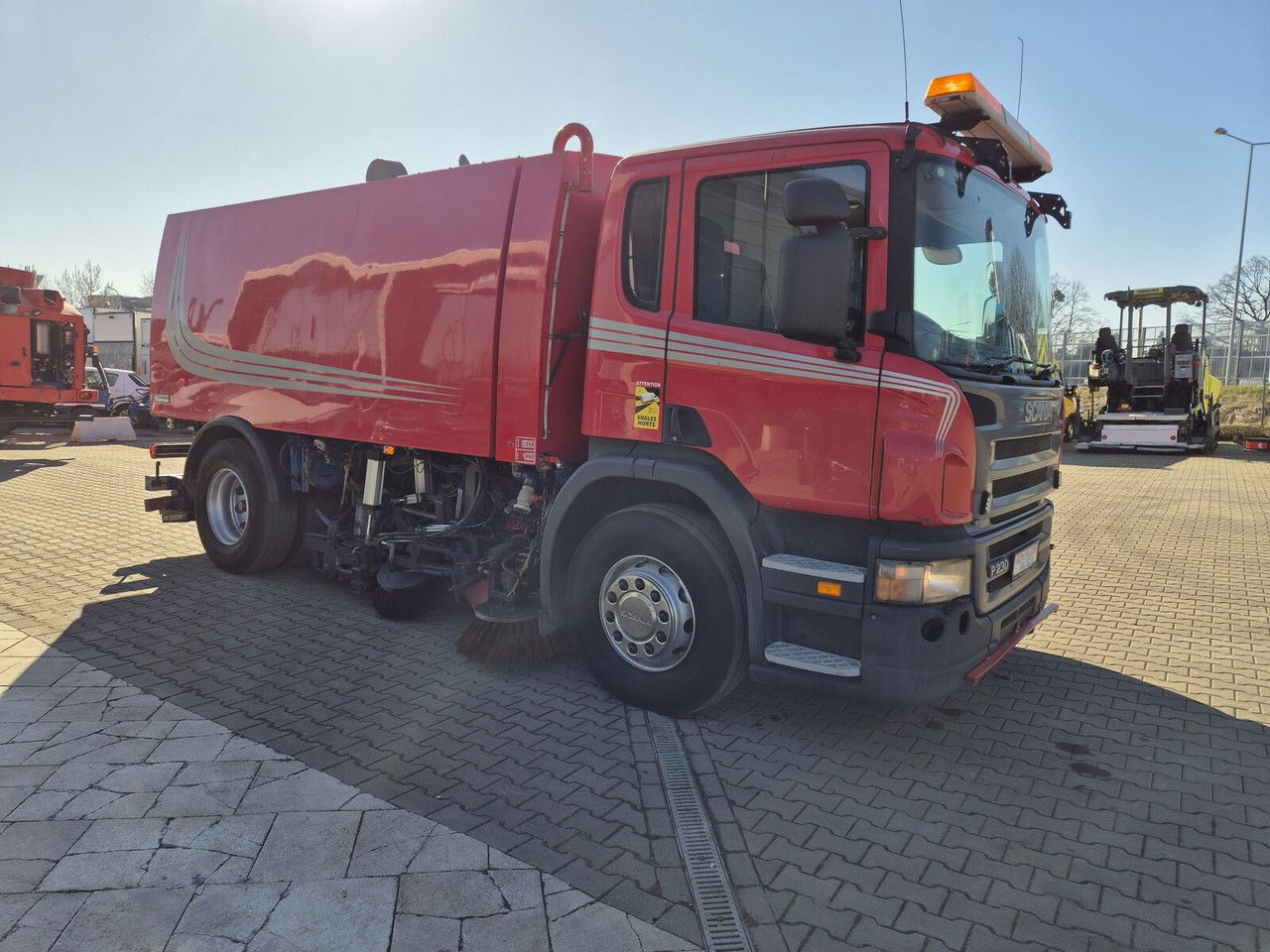 Scania P230 4X2 / Sweeper / Johnston VX800 / Sprayer / LOW Mileage / Scania P230 4X2 / Sweeper / Johnston VX800 / Sprayer / LOW Mileage / - Road sweeper: picture 5 Scania P230 4X2 / Sweeper / Johnston VX800 / Sprayer / LOW Mileage / Scania P230 4X2 / Sweeper / Johnston VX800 / Sprayer / LOW Mileage / - Road sweeper: picture 5