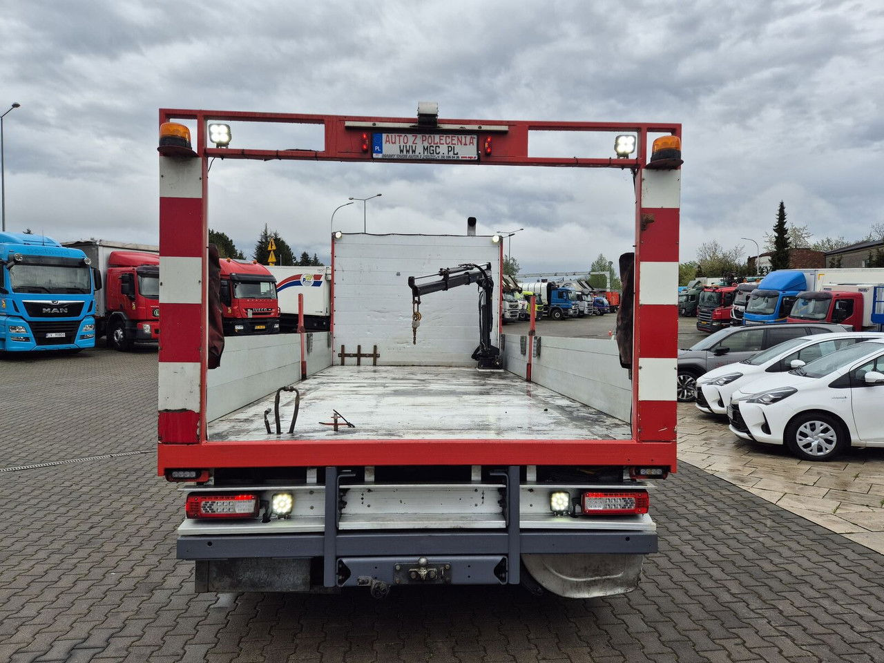 Dropside/ Flatbed truck, Crane truck Volvo FM 330 Webasto / HDS Hiab / 1 Owner: picture 8