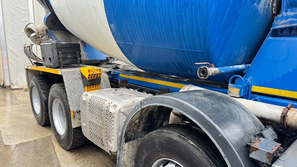 Iveco Trakker AD340TB45 8x4 mixer 9m3 - Concrete mixer truck: picture 4 Iveco Trakker AD340TB45 8x4 mixer 9m3 - Concrete mixer truck: picture 4