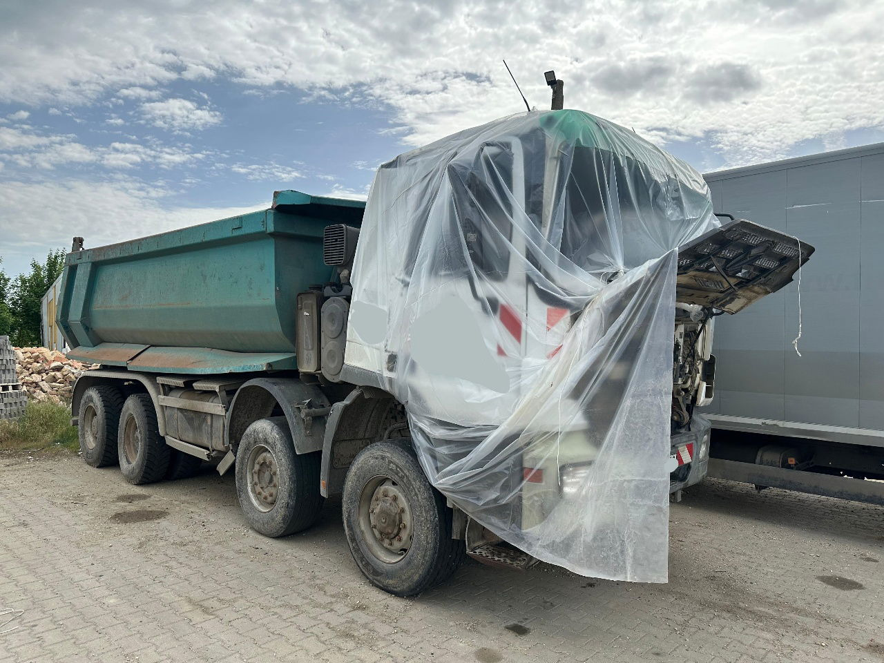 Mercedes-Benz Actros 4141 K 8x6 mulda tipper - damaged - Tipper: picture 1 Mercedes-Benz Actros 4141 K 8x6 mulda tipper - damaged - Tipper: picture 1
