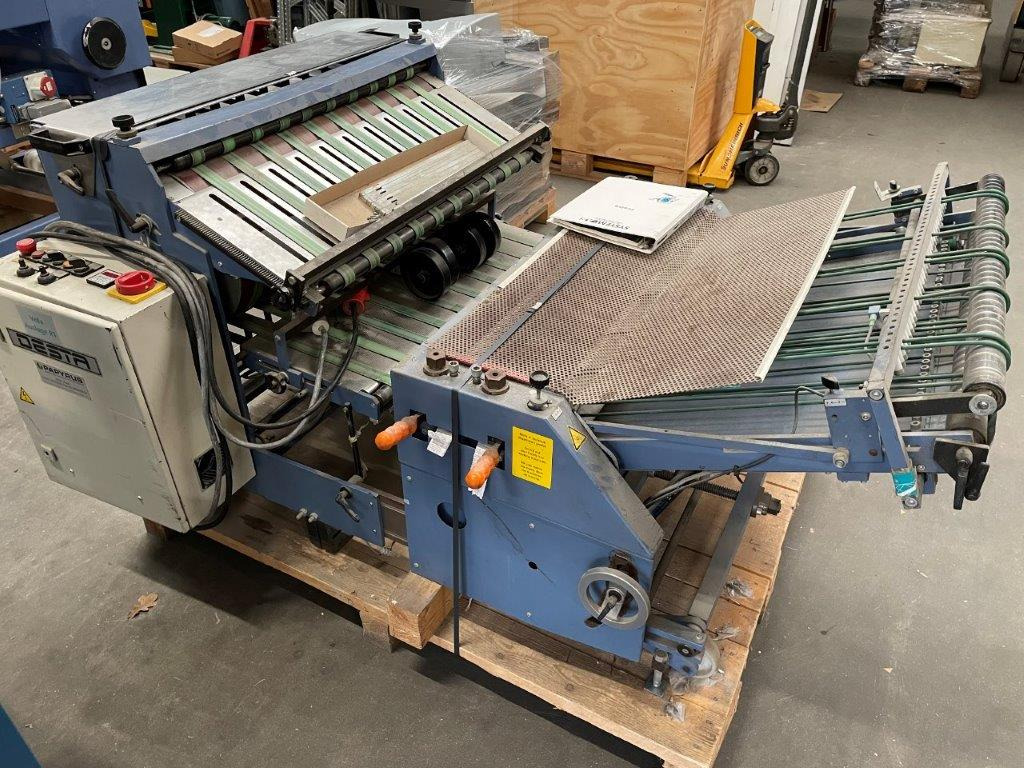DESTA BAS-FSA 700 - combinable pressing unit with vertical stack delivery from 2006 - Folding machine: picture 1 DESTA BAS-FSA 700 - combinable pressing unit with vertical stack delivery from 2006 - Folding machine: picture 1