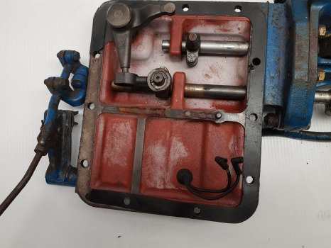 Ford 10 Series 6610, 7710, 7810, 7910, Transmission Gear Shift Cover E4nn7488aa - Gearbox: picture 2 Ford 10 Series 6610, 7710, 7810, 7910, Transmission Gear Shift Cover E4nn7488aa - Gearbox: picture 2