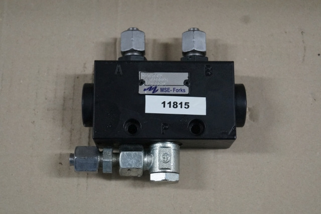 Unknown 100747314 | Valve block 1 in 2 out MSE forks 44033524 RE0100049 Valve block 1 in 2 out MSE forks 44033524 RE0100049 - Hydraulic valve for Material handling equipment: picture 1 Unknown 100747314 | Valve block 1 in 2 out MSE forks 44033524 RE0100049 Valve block 1 in 2 out MSE forks 44033524 RE0100049 - Hydraulic valve for Material handling equipment: picture 1