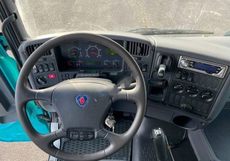 Scania R380 / 6x2 / Pezzaioli / 2-poziomowa zabudowa do przewozu zwierząt / Euro 3 / oś podnoszona / podnoszony dach - Livestock truck: picture 5 Scania R380 / 6x2 / Pezzaioli / 2-poziomowa zabudowa do przewozu zwierząt / Euro 3 / oś podnoszona / podnoszony dach - Livestock truck: picture 5