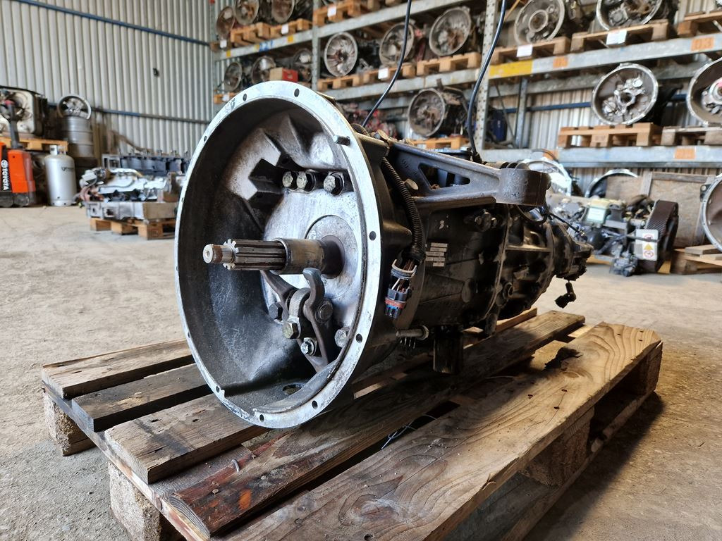 EATON / VICKERS Y 08389 - Gearbox for Truck: picture 1 EATON / VICKERS Y 08389 - Gearbox for Truck: picture 1