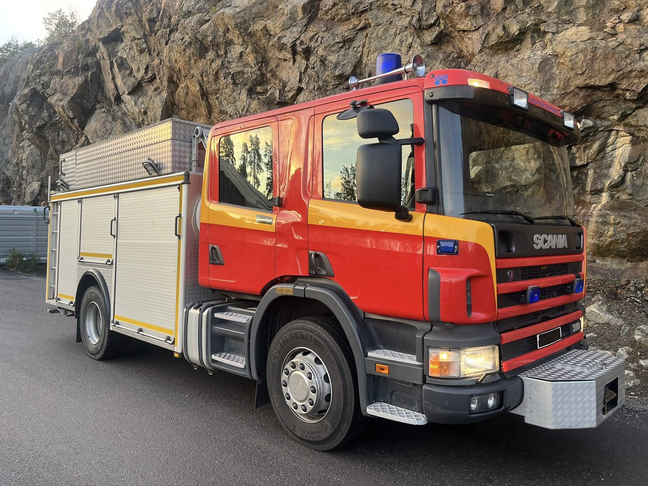 SCANIA P94GB 4x2 NZ310 - Fire engine - Fire truck: picture 1 SCANIA P94GB 4x2 NZ310 - Fire engine - Fire truck: picture 1