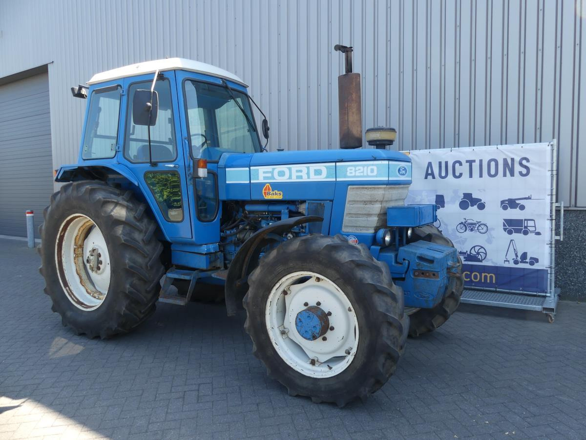 Farm tractor Ford 8210: picture 6