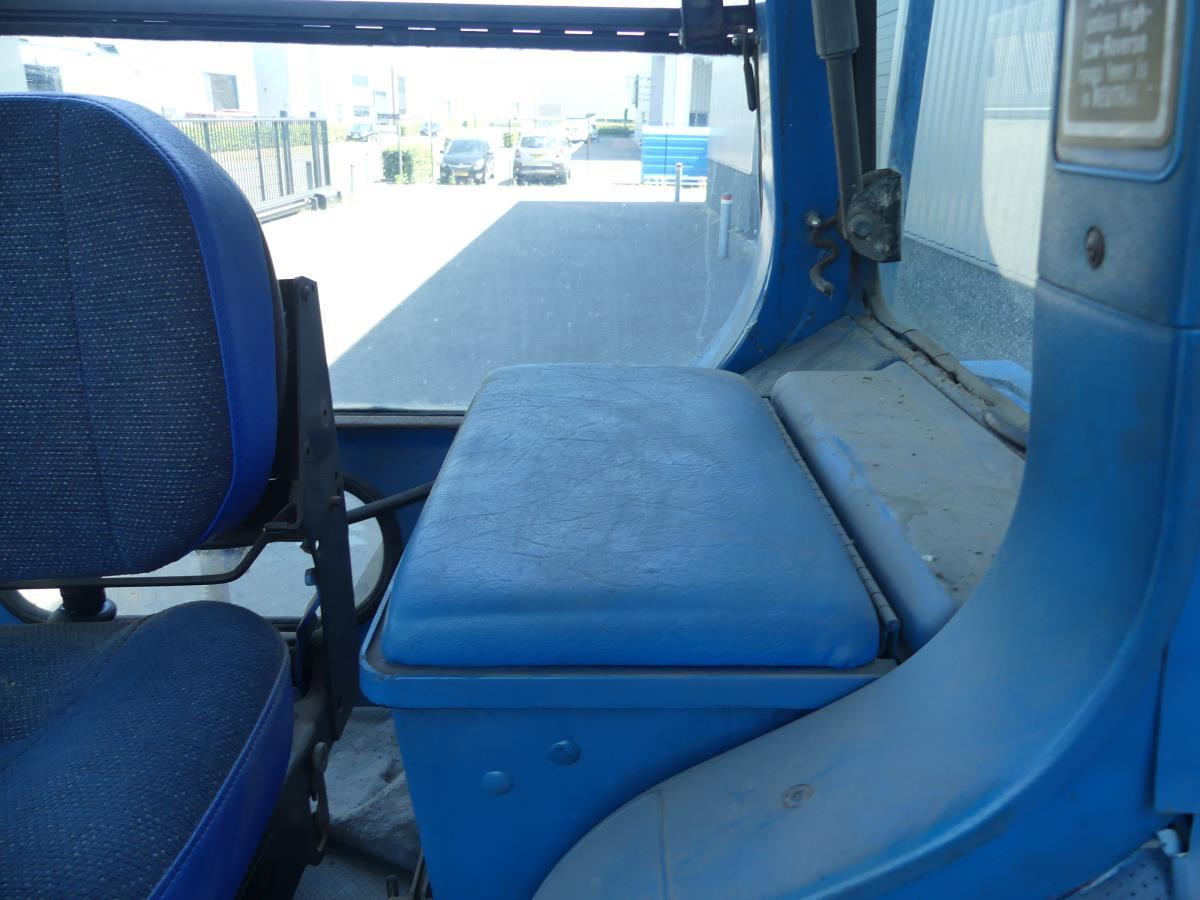 Farm tractor Ford 8210: picture 43