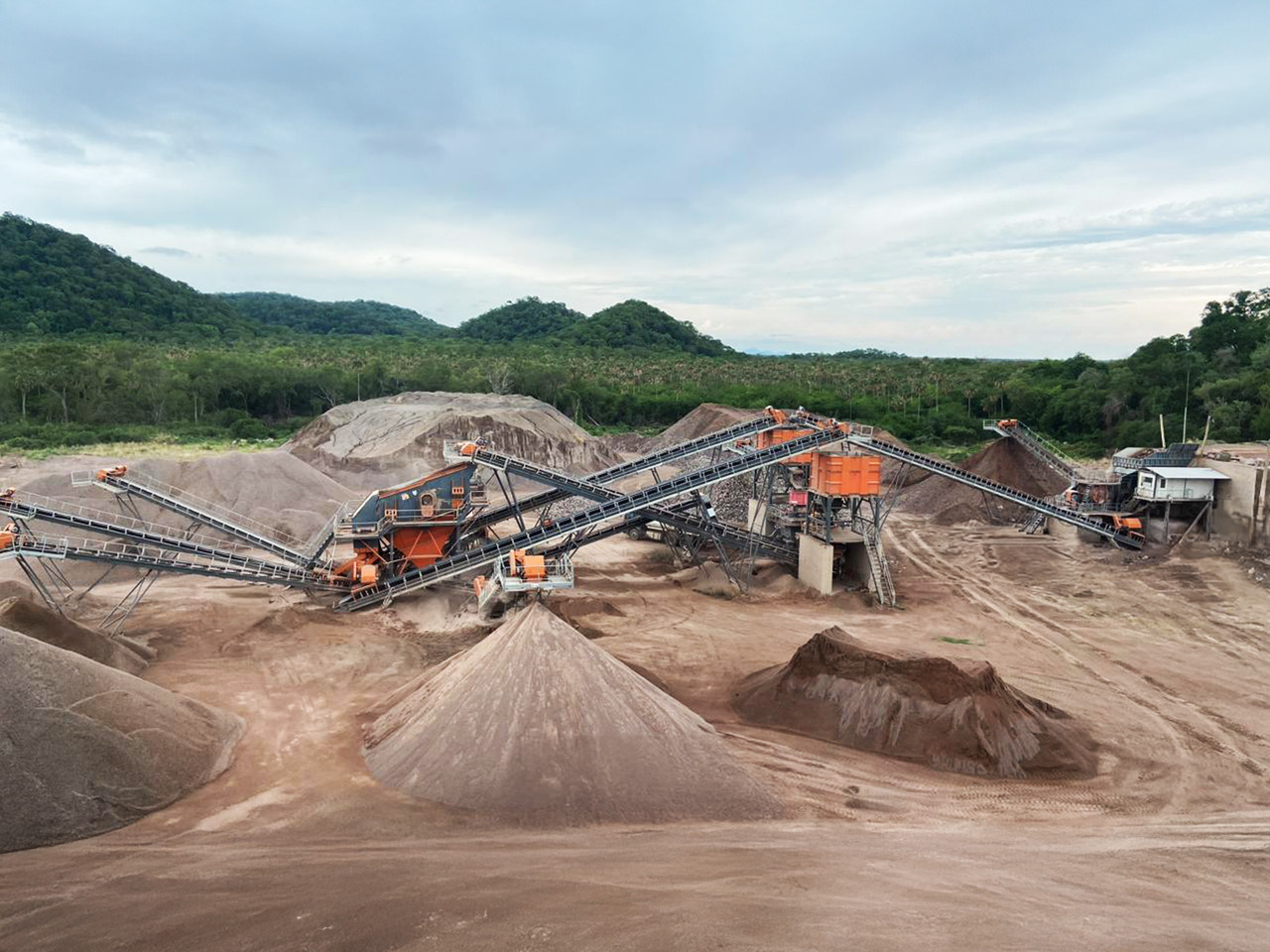 Constmach Installation Stationnaire de Concassage et de Criblage de Pierres 50 à 1 000 TPH - Crusher: picture 5 Constmach Installation Stationnaire de Concassage et de Criblage de Pierres 50 à 1 000 TPH - Crusher: picture 5