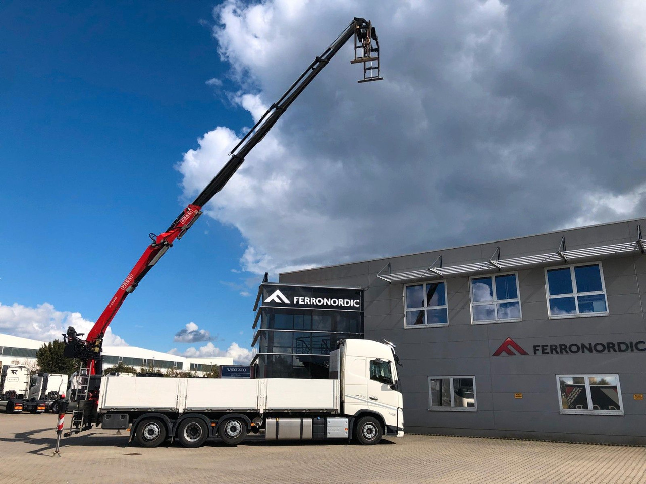 Volvo FH460 8x2 TRIDEM VLA&NLA gelenkt*FASSI F215AS.24 - Dropside/ Flatbed truck, Crane truck: picture 1 Volvo FH460 8x2 TRIDEM VLA&NLA gelenkt*FASSI F215AS.24 - Dropside/ Flatbed truck, Crane truck: picture 1