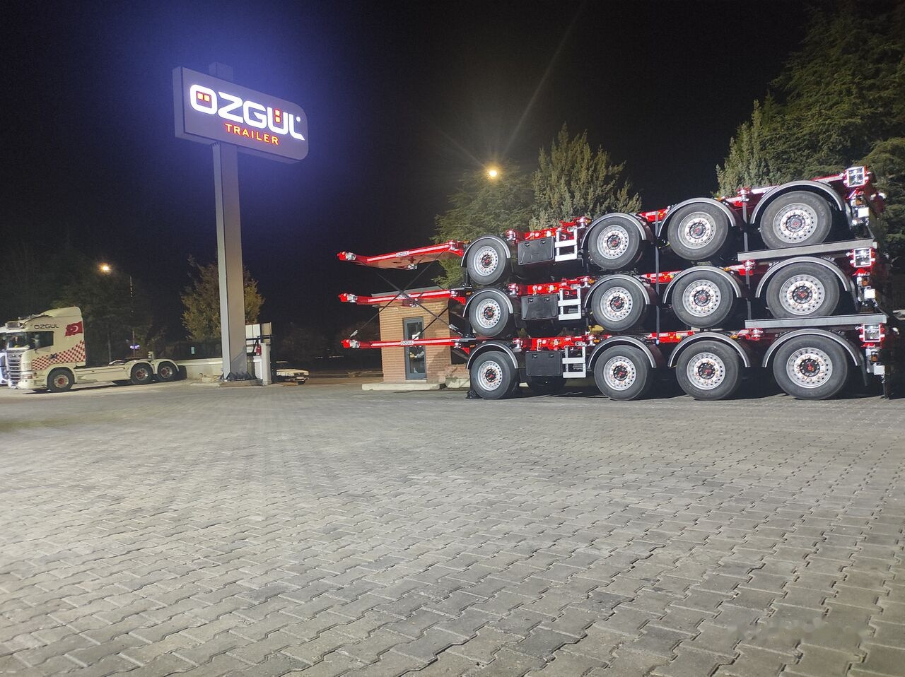 Özgül 4 AXLE HIGH CUBE CONTAINER CARRIER - Container transporter/ Swap body semi-trailer: picture 4 Özgül 4 AXLE HIGH CUBE CONTAINER CARRIER - Container transporter/ Swap body semi-trailer: picture 4
