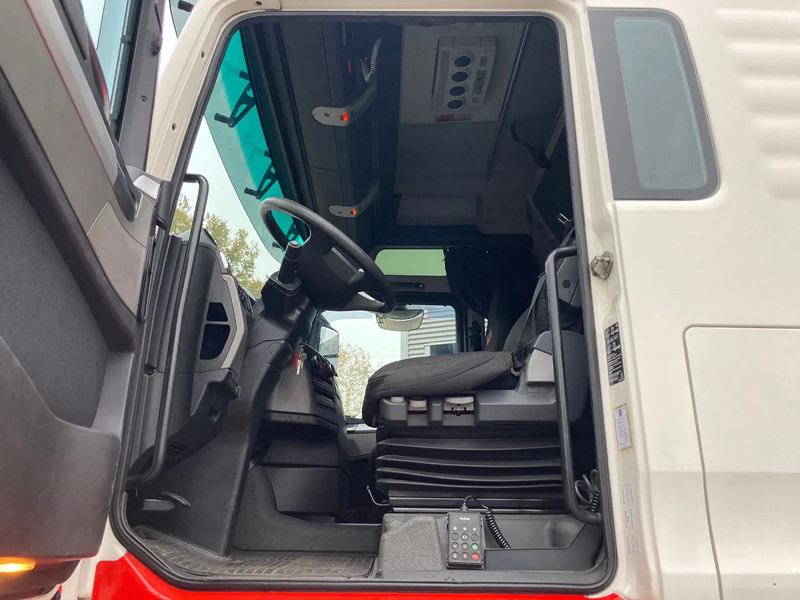 Interior photo 1: Tractor unit MAN TGX 41.540 8x4/4 BLS