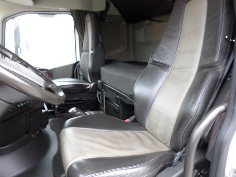 Tractor unit Volvo FH 540 6x2: picture 9